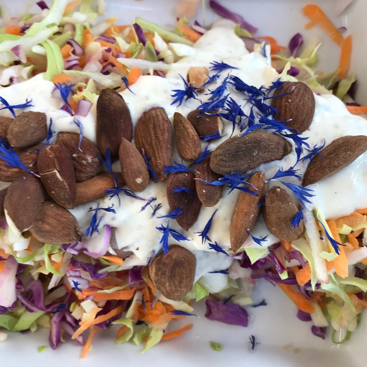 Spidskålssalat med gulerødder opskrift